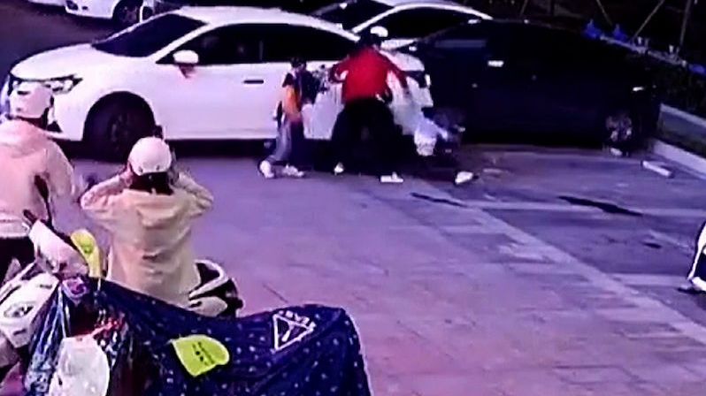 Číňanka pohotovou reakcí zachránila syna před autem